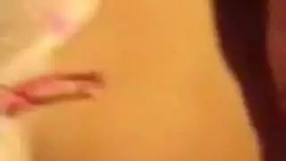 جميلة مدبوغة تأخذ قضيبًا كبيرًا حتى تصرخ