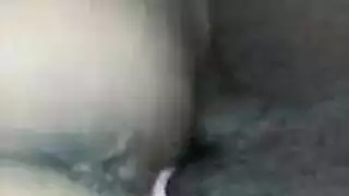 ضرب قاس على المنضدة يجعل هذه السمراء الشقراء تنزل مثل النافورة