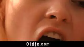 أب ديوث يشاهد بابا نويل يمارس الجنس مع ابنته ثم ينضم إليهما