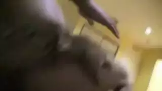 عاهرة شقراء تئن وهي تفرك فرجها العاري المبلل