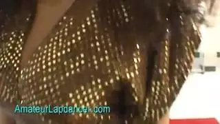 غريب طويل ذو أرجل بهلواني في السيرك