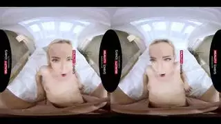 مراهقة شقراء تأخذ قضيبين غليظين في إيلاج مزدوج مكثف