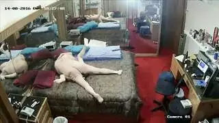 خيال الخيانة: رجل عجوز يشاهد زوجته في جنس جماعي