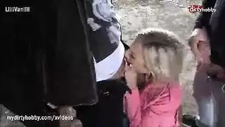 إباحية قاسية في مستودع مهجور: فتاتان، قضيبان، لا رحمة