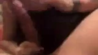 صفع مؤخرتها قبل الشرج على الأريكة