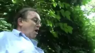 إباحية في حديقة عامة: مراهقة شقراء تظهر فرجها الضيق