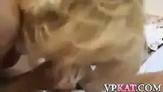 شقراء عقلية قذرة تمتص قضيبين كبيرين ، بينما تمتص قضيبًا آخر وتضرب بقوة