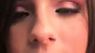 العاهرة السمراء فيرونيكا أفلوف تبتلع كل سائل منوي