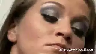 سمراء مجرية تتعرض لجماع مزدوج في فيلم إباحي صارخ