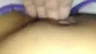 بنت تدعك كسها لحد ما تجيب شهوتها