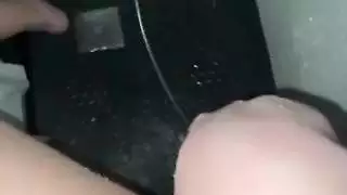 جزائرية تلعب مع صديقتها بخيار