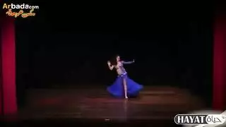 فتاة زرقاء جامحة في رقصة إثارة إباحية