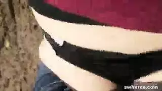 عاهرة انجليزية جميلة تمص زب زبون في المتنزه