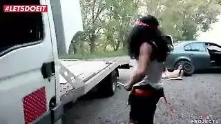 نيك في ورشة السيارات: يصلح سيارتها ثم يملأ فرجها