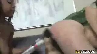 علاقة سحاقية شرسة: بيضاء ممتلئة وشقراء شهوانية في مشهد إباحي