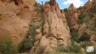 مثلث جنسي صريح: قضيبان يملآن فرج شقراء في الخارج