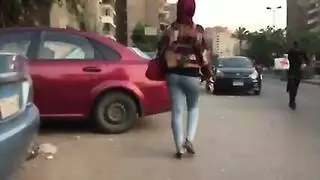 فيلم إباحي: منحرف يسجل طيز حجابة كبيرة أثناء مشيها