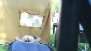 جنس قوي في الأماكن العامة: قضيب شاب يحفر بعمق في حديقة