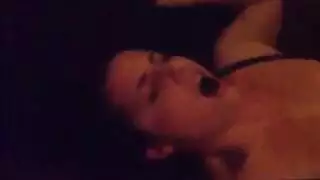 مبتدئة جائعة للقضيب تبلع كل قطرة في أول فيلم إباحي