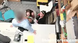 طفل يورد نيك مع مدير المدرسة