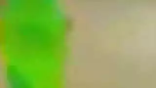 سمراء لا تشبع تملأ كل فتحة بألعاب جنسية صارمة