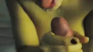 علاقة ثلاثية: زوجتان مثيرتان تمارسان الجنس مع جارهما بشدة