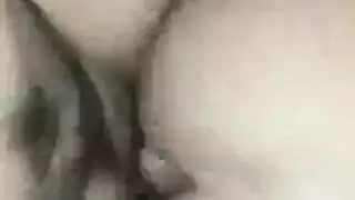 أوضة جماعية لطاقم طيران مخمور في حمام طائرة ضيق