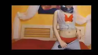 محجبة الكاميرا تمارس الجنس مع نفسها بلعبة بورن عازب لمحجبة