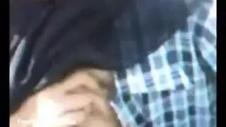 تكشف تلك الأثداء المثالية في الشارع للتعامل الخشن