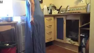 جلسة سريعة في المطبخ: زوجة الأب تداعب زوجة الابن بالتبني حتى النشوة