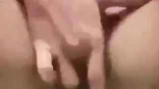 شقراء مغرية تتوق للقضيب الأسود، تمارس الجنس مع ثلاثة رجال في مشهد إباحي