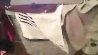 جنس سحاقي بين مراهقتين مفلستين في الفصل الدراسي من أجل عيد ميلاد صديقة