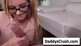 جماع إكس إكس إكس على الأريكة: رايلي ريد تئن أثناء اختراق كسها المشعر