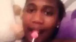 مراهق يذهب في كلا الاتجاهين في جنس جماعي صريح