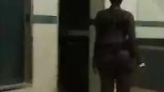 رجل خجول يحظى بحظ سعيد في ممارسة جنسية ثلاثية حماسية وقوية