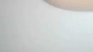 الظهور الإباحي الأول لفتاة صغيرة: جلسة جماعية من رجل غامض موهوب