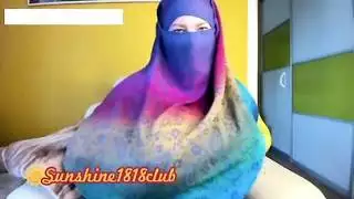 إباحية عنيفة: فتاة مسلمة ضخمة الصدر ترتدي الحجاب تبتلع السائل المنوي