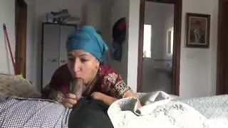 عاهرة الفندق تأخذ قضيبًا أسودًا كبيرًا في فرجها