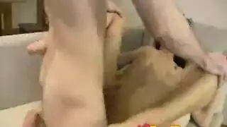 فرج مبلل يفرك ضد قضيب صلب في مشهد إباحي