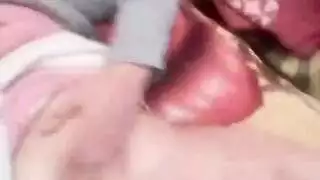 فتاة عربية شابة تأخذ عدة أعضاء في علاقة جماعية