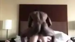 رغبة عائلية محرمة: الأب وابنته يتناوبان على رجل مفتول العضلات