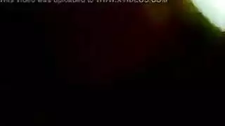 زوجة ذات صدر كبير تمص بعمق على الطريق السريع بينما يقود الزوج إلى العمل