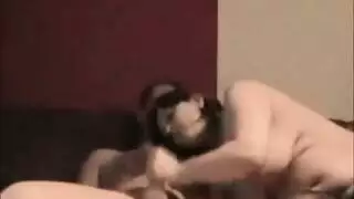 مراهقة سمراء مفلسة تمتلكها ثنائي هاوي مثار