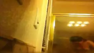 سكرتيرة متحولة تستخدم مؤخرتها الذهبية وفمها بقوة