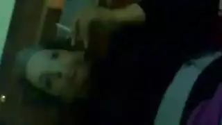 في قمة النشوة، يتم لعق فرجها ثم تثبيته بوحشية