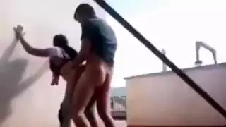 مقطع إباحي: فتاة عربية محجبة تئن أثناء وضعية الكلب بخشونة