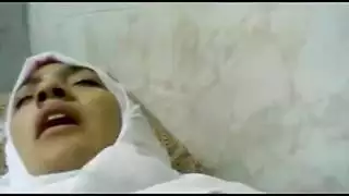 عذراء عربية تحصل على أول تجربة إباحية لها