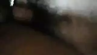 عاهرة مرتدية جوارب شفافة تأخذ جنسًا مزدوجًا وقذفًا داخليًا