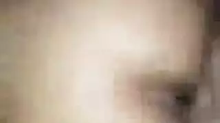 رجل يحول غرفة المعيشة إلى وكره الجنسي الشخصي