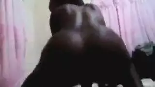 زبونة ممتلئة الجسم تفتح ساقيها لعضو مدلكها الغليظ على الطاولة